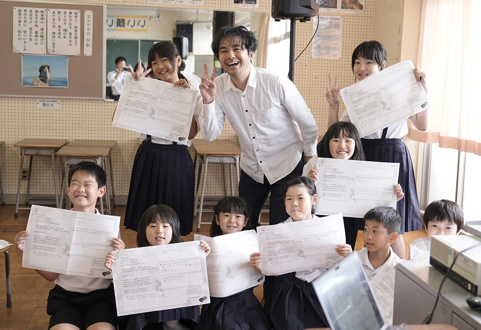 学校で子どもたちと活動するNPO法人MBFCの様子