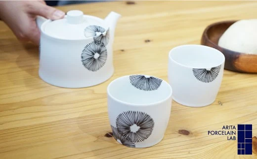 【セット】［有田焼］有田焼デザイン急須＆湯呑セット松（JAPAN SNOW）【ARITA PORCELAIN LAB】